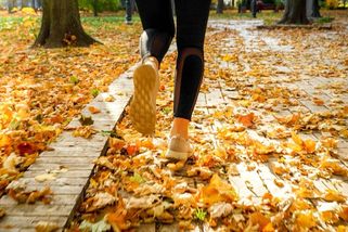 Tvrdila, že nemůže pořádně chodit, přitom běhala. Za podvod s dávkami si odsedí dva roky - Novinky